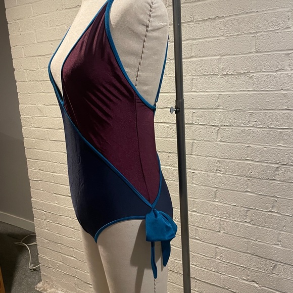 Marc by Marc Jacobs Elegant Two-Tone Women's Swimsuit size large - Picture 2 of 4